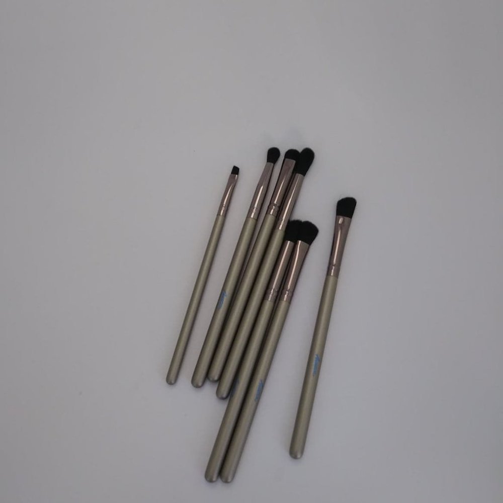 FREE CONCEALER OR LIP GLOSS - Picture 2 of 7